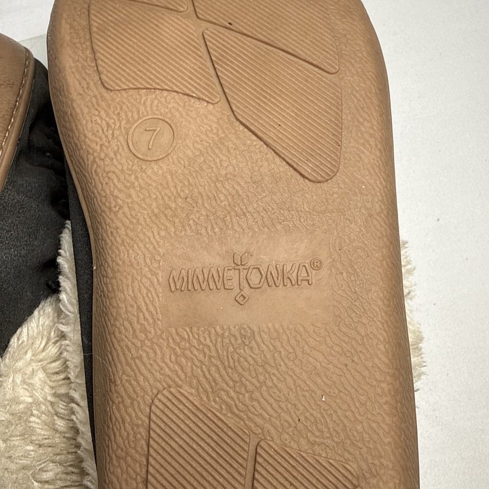 Minnetonka Fuzzy Moccasins size 7 Women's  Cozy Slippers Heather - Picture 8 of 8